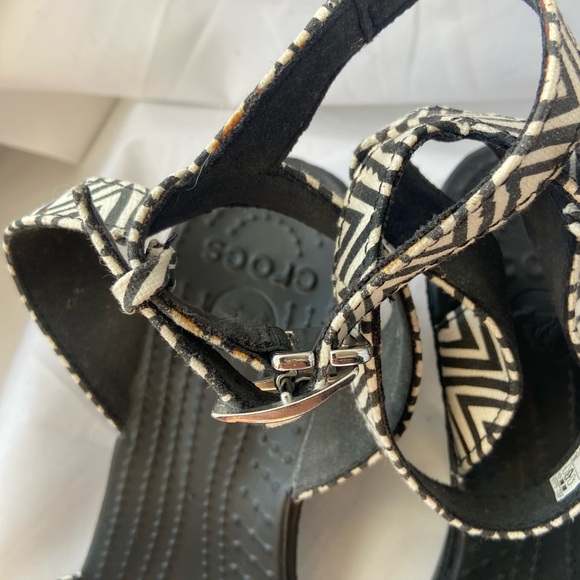 Crocs Black and White Geometric Women's Wedge Sandals size 8 - Picture 11 of 12